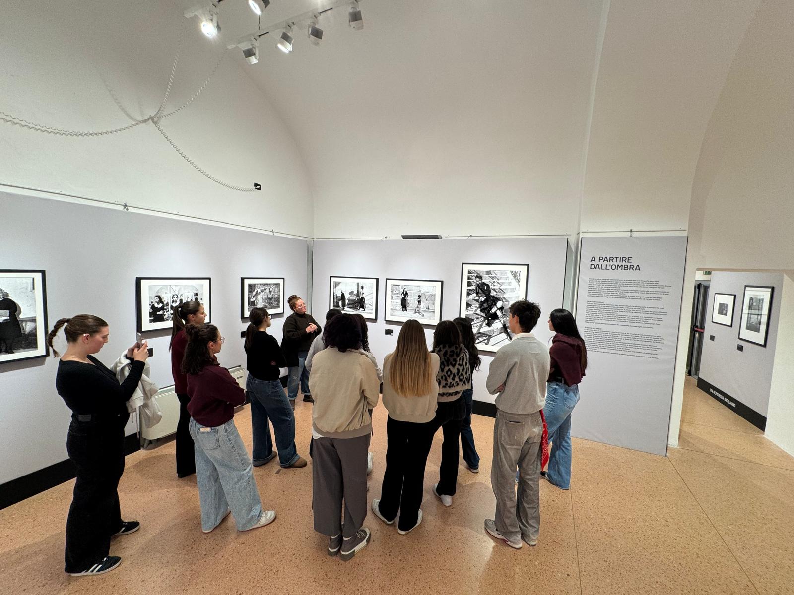 I ragazzi del Soleri Bertoni in visita alla mostra fotografica di Ferdinando Scianna