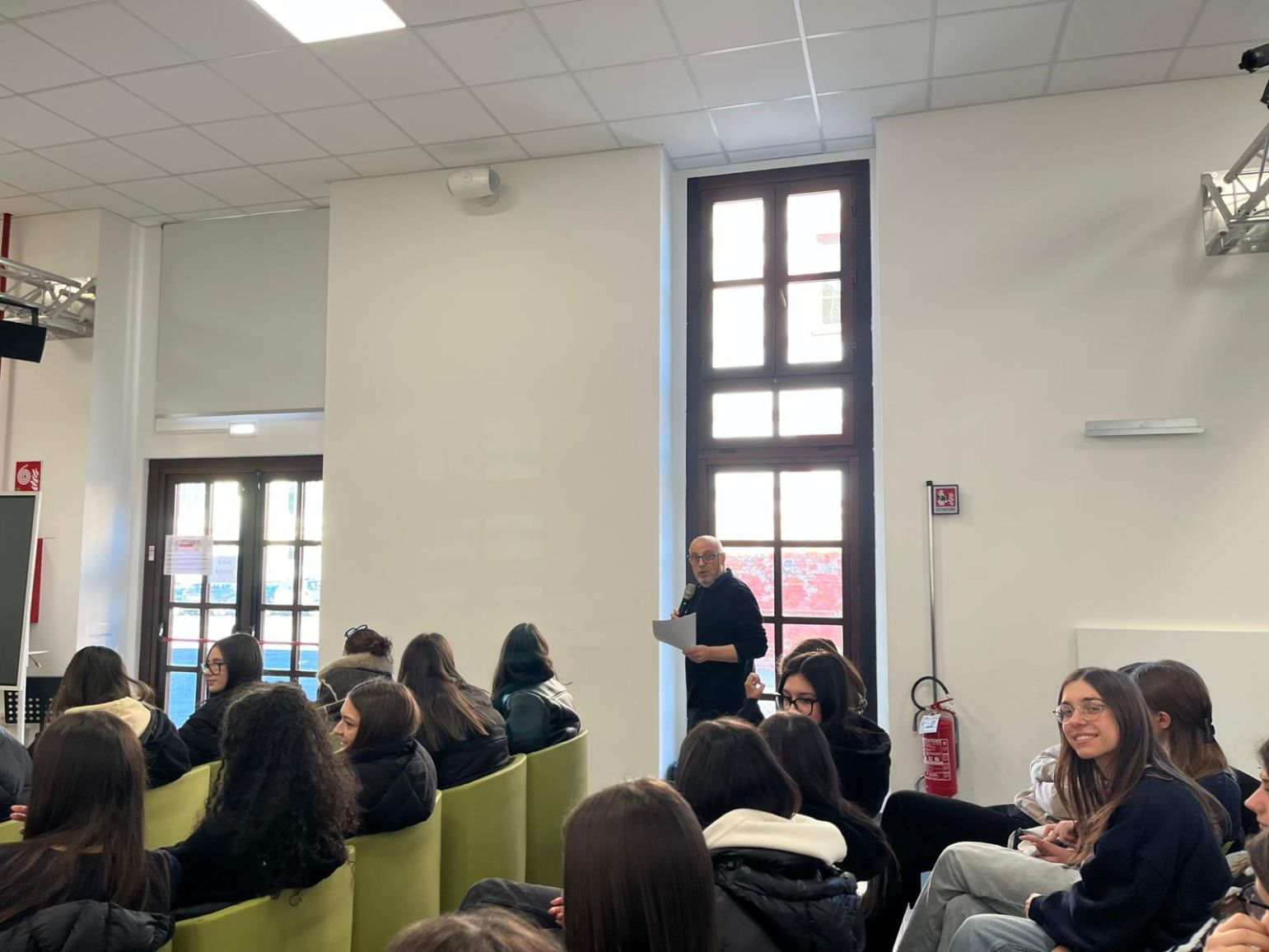 EDUCAZIONE CIVICA – Al Liceo Soleri-Bertoni una lezione del giudice Fabrizio Aprile sui diritti umani e i principi di dignità e uguaglianza