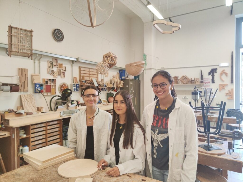 Le studentesse al lavoro nel laboratorio artistico